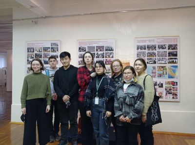 Студенты посетили выставку, посвященную 65-летнему юбилею колледжа культуры.
