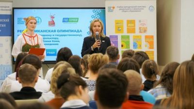 Виктория Дешко выступила в роли ведущей церемонии открытия Республиканской олимпиады по коми языку