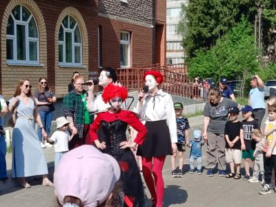 Студенты СКД дарят летнее настроение