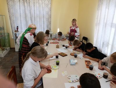 Секретами Вычегодской росписи наши студенты поделились со школьникамми с. Усть-Вымь