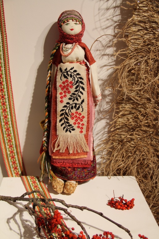 Kukla_v_nazionalnom_kostyume.jpg