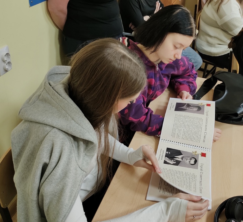 Znakomstvo_s_geroyami_Sovetskogo_soyuza.jpg Znakomstvo_s_geroyami_Sovetskogo_soyuza.jpg