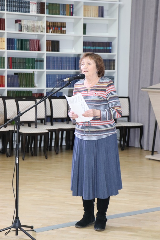 Holopova_D.G._s_vystupleniem.jpg Holopova_D.G._s_vystupleniem.jpg