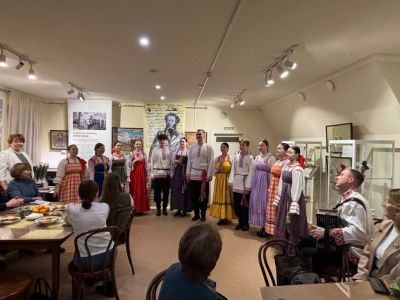 Не имей сто рублей, а имей сто друзей