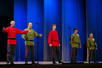 Выступление мужской состава вокальной группы  ансамбля «Пелысь мольяс» в театре оперы и балета Республики Коми