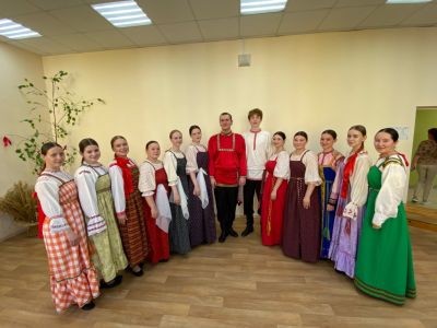 Пряла беленький ленок… Пряла беленький ленок…