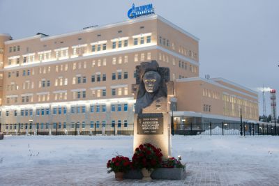 Памятник Герою России