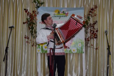 "Заиграет за рекой звонкая гармошечка..."